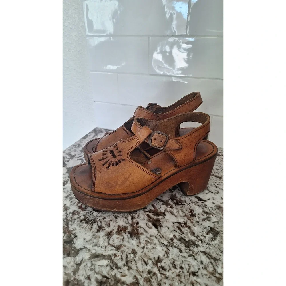Vintage Bare Traps Tan Leather Wood Platform Sandals 70s T-Strap Sunburst Size 6
